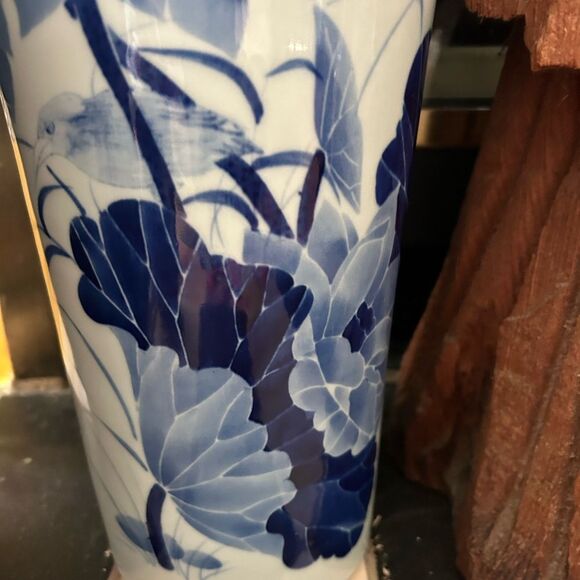 Vintage Chinese ceramic lotus vase in blue and white home - Picture 5 of 11